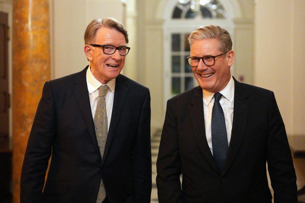 Mandelson junto a Starmer en la embajada británica en Washington.