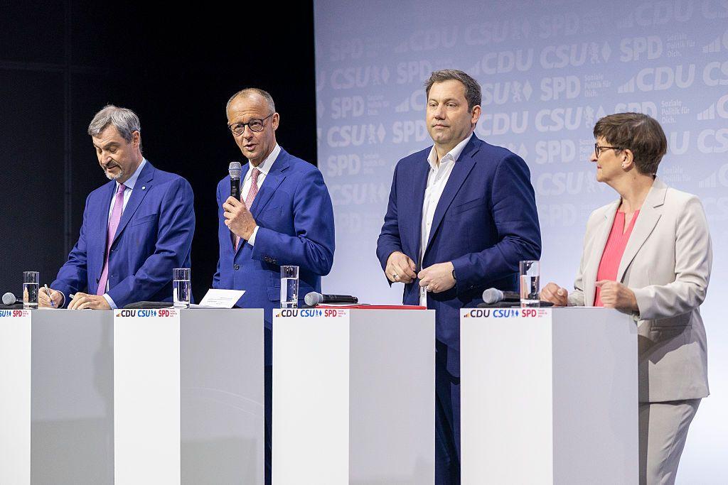 Merz con Lars Klingbeil y Saskia Esken, colíderes del SPD, durante la firma del acuerdo de coalición que establece las bases del nuevo gobierno federal en Alemania.