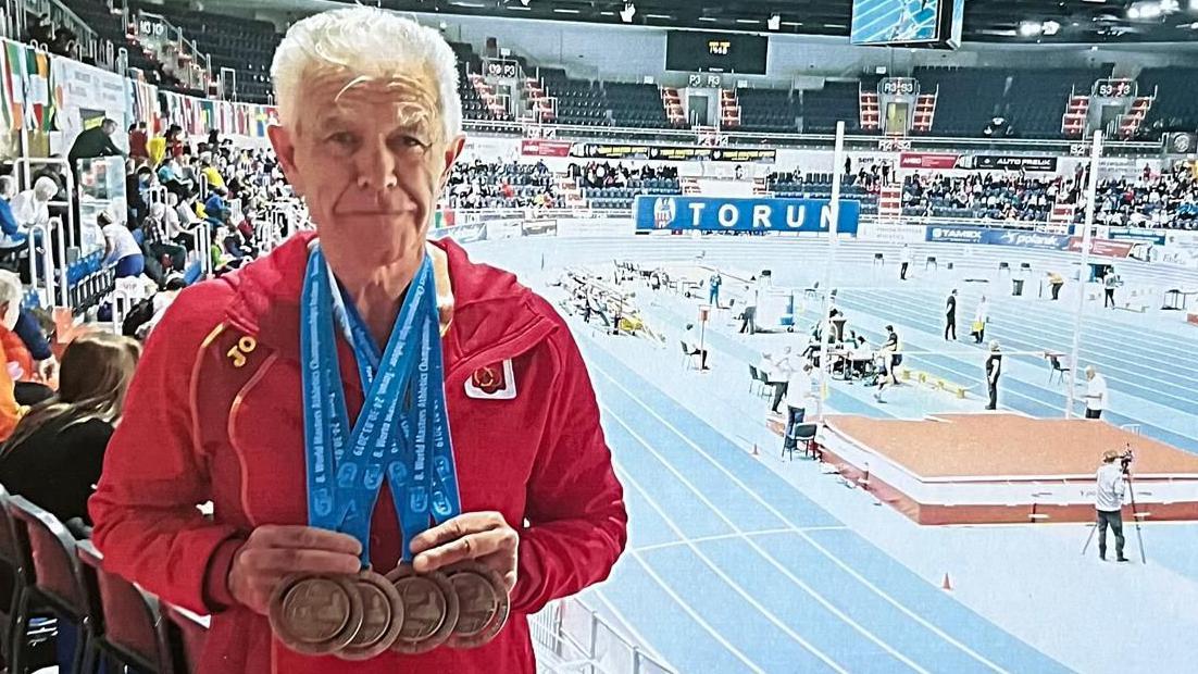 Juan López, en una prueba de atletismo, carga 4 medallas en el cuello.