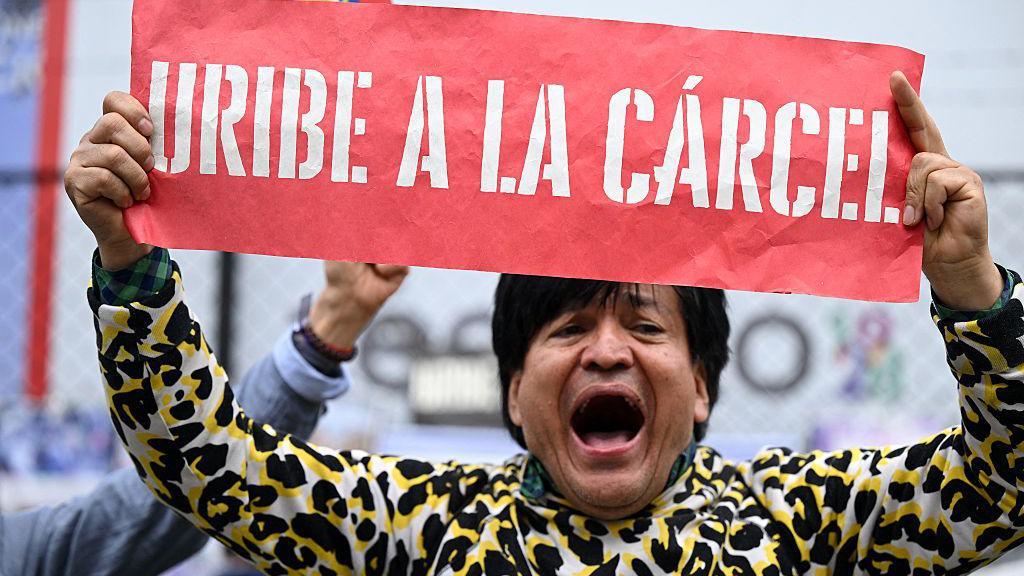 Movimiento contra Uribe en Bogotá este 28 de julio.