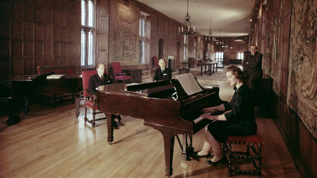 Getty escucha un recital de piano en su mansión inglesa.