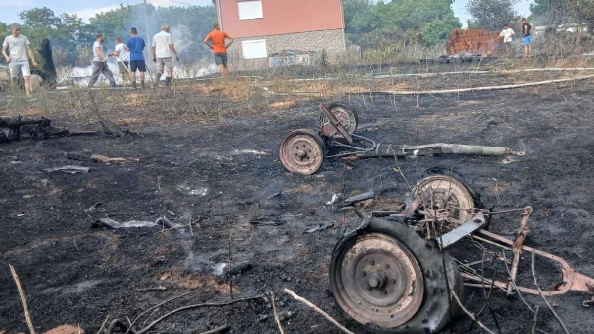 Izgorela trava i prikolica u
