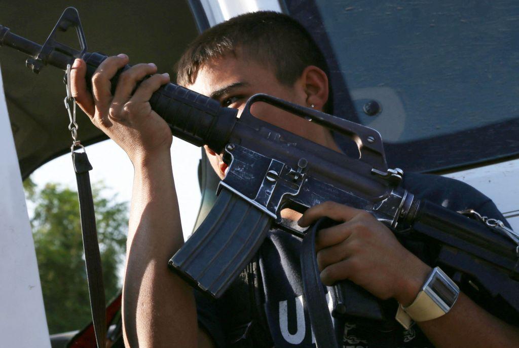 Un hombre sostiene un rifle de alto poder