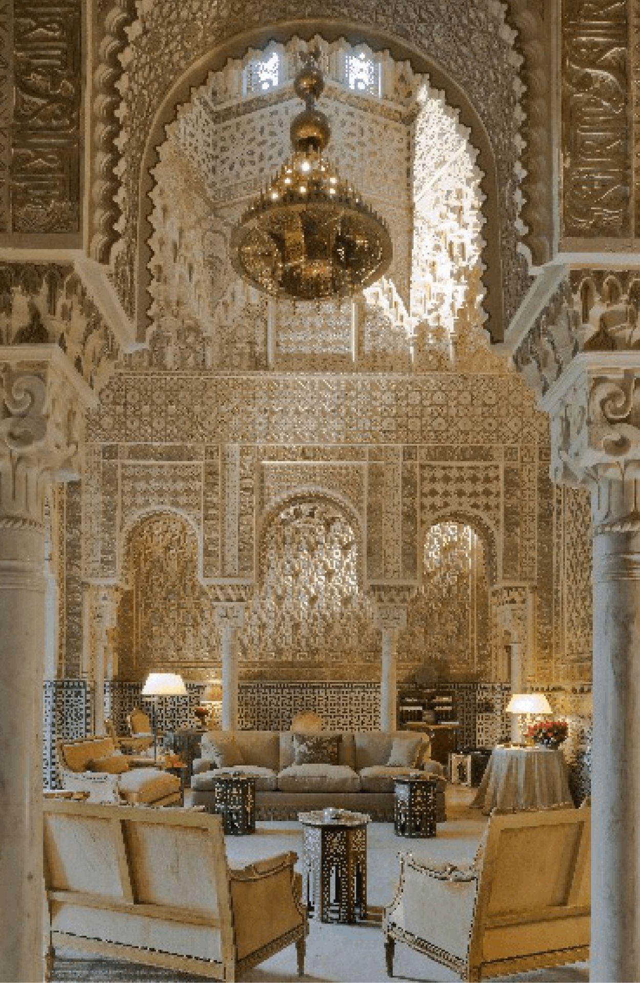 Toma interior del palacio con asientos dispuestos debajo de una enorme lámpara de araña.