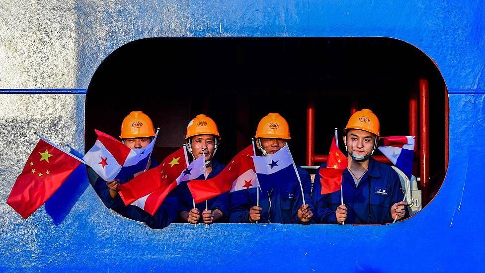 Tripulación de un buque chino con banderas de Panamá y China durante la visita del presidente chino Xi Jinping a Panamá en 2018