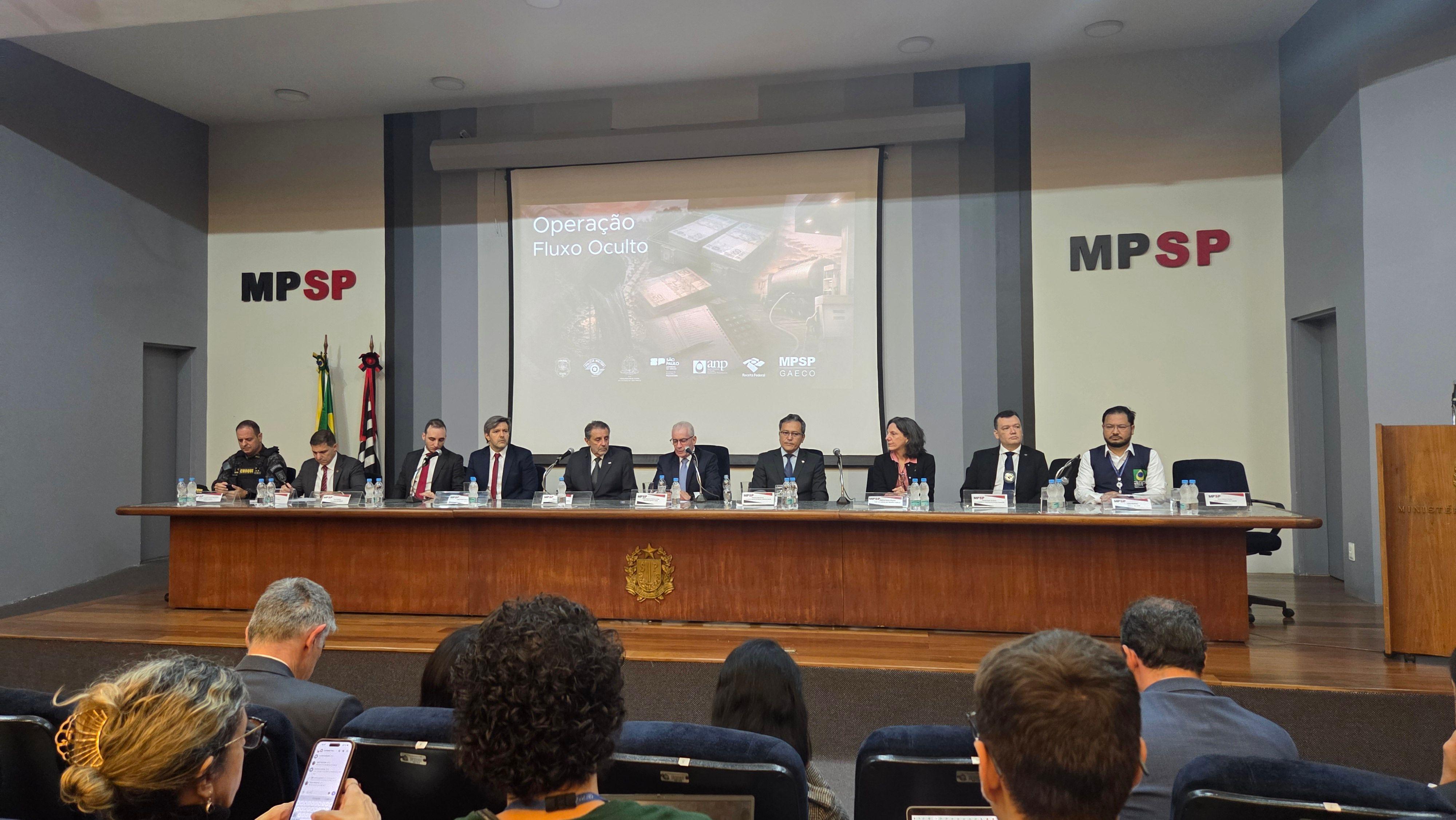 Autoridades de diversos &oacute;rg&atilde;os reunidos durante coletiva de imprensa da opera&ccedil;&atilde;o Fluxo Oculto