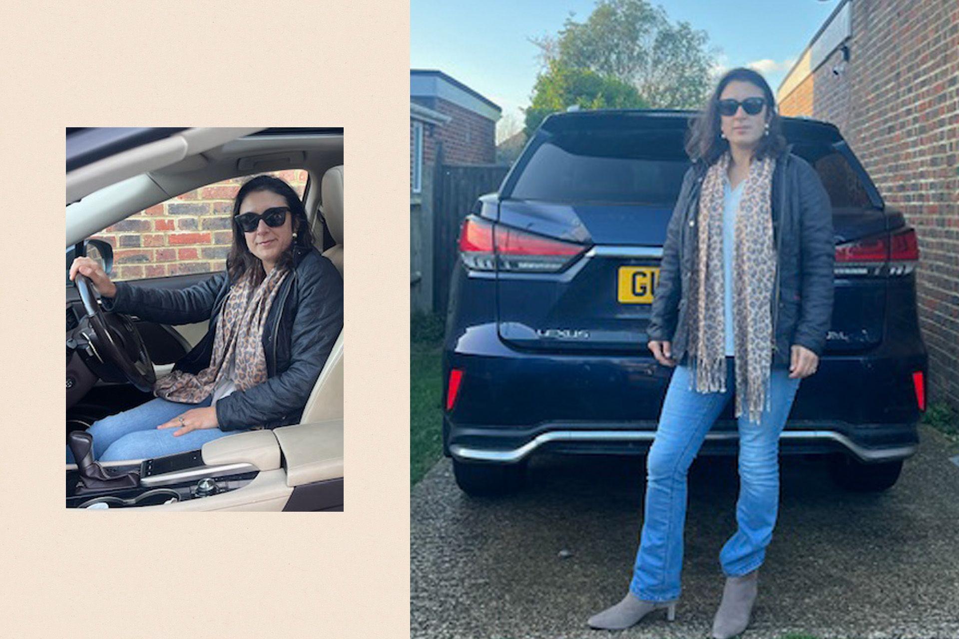 루시아 바르바토가 자신의 차를 배경으로 사진을 찍고 있다