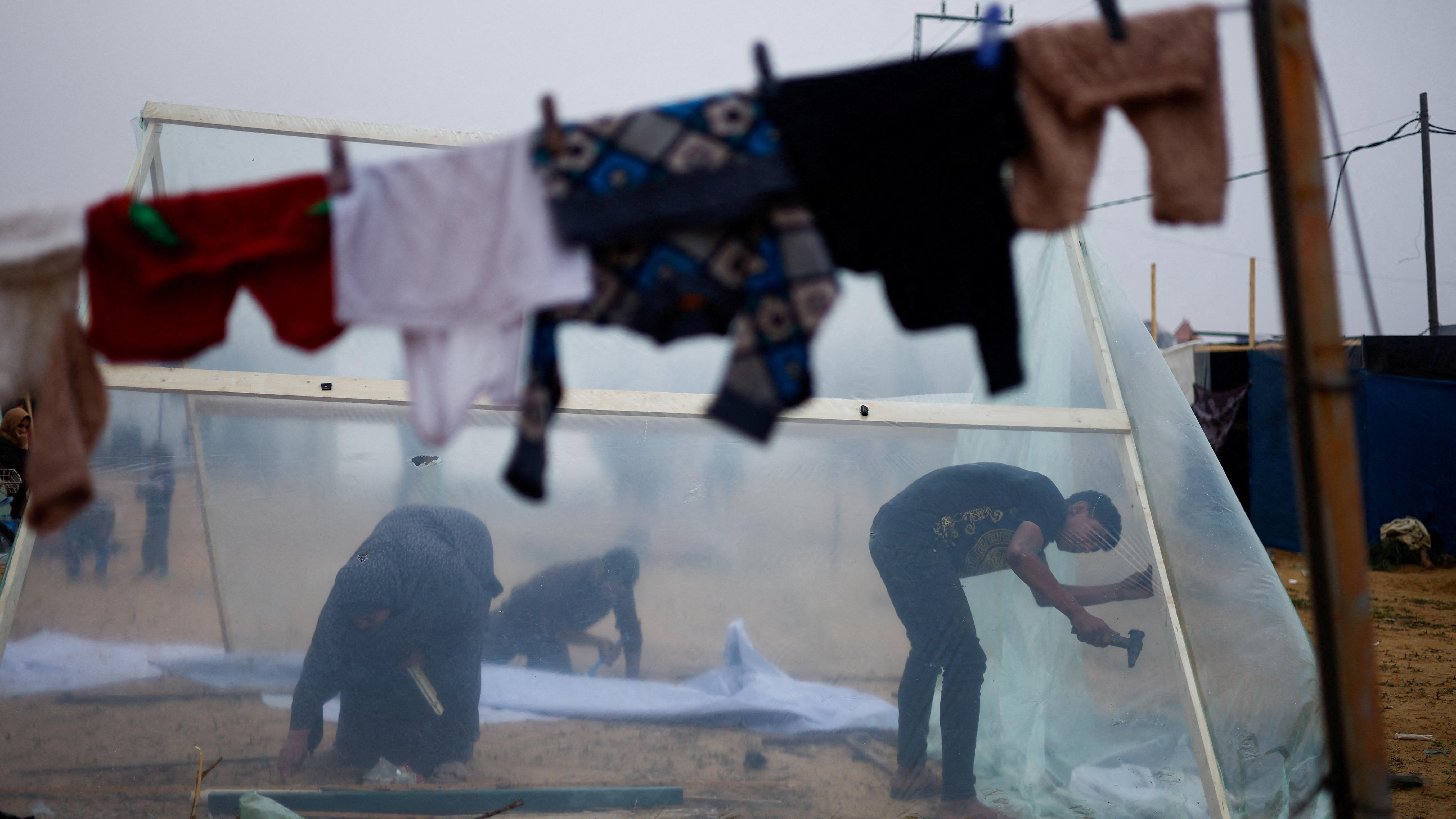 "أسوأ من البدء من الصفر": ما حجم مهمة إعادة إعمار غزة؟ 5 غزيون يقومون ببناء مأوى مؤقت جنوب قطاع غزة