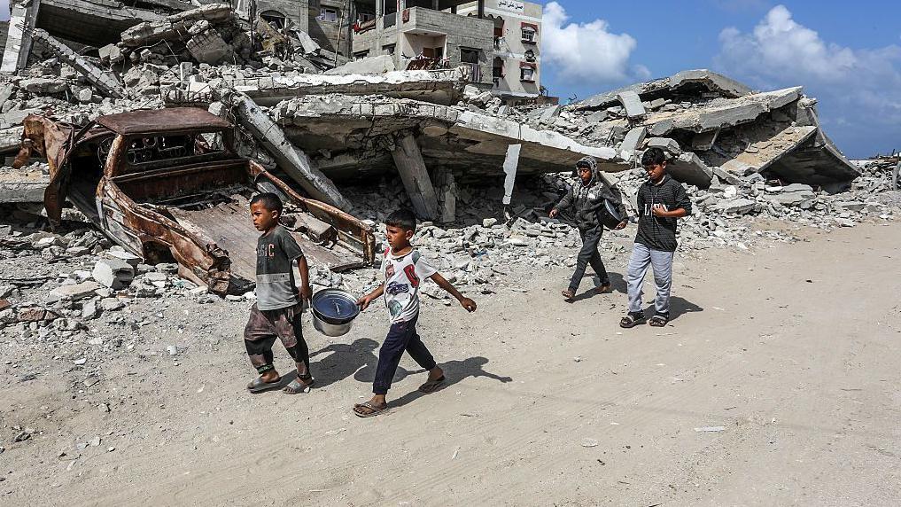 Gaza, Pojas Gaze, deca u Gazi hodaju pored ruševina
