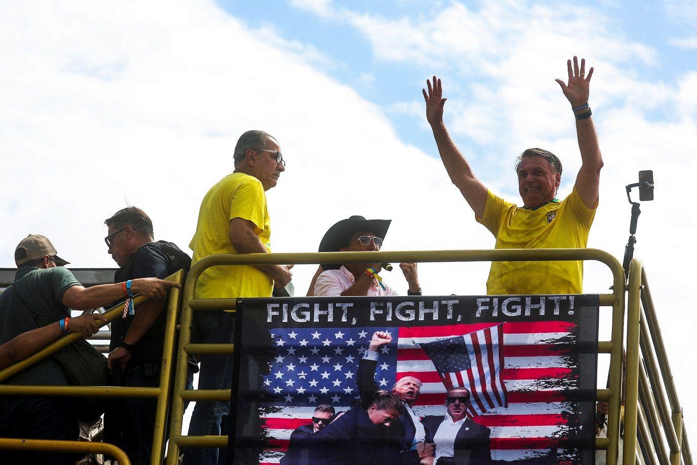 O ex-presidente do Brasil Jair Bolsonaro em carro de som sobre cartaz com a imagem do presidente dos EUA, Donald Trump, durante manifestação em Copacabana, no Rio de Janeiro, em 16 de março de 2025