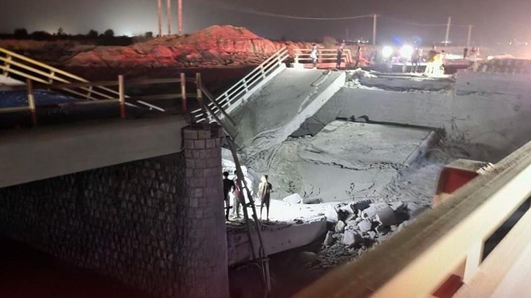 جسر في إيران
