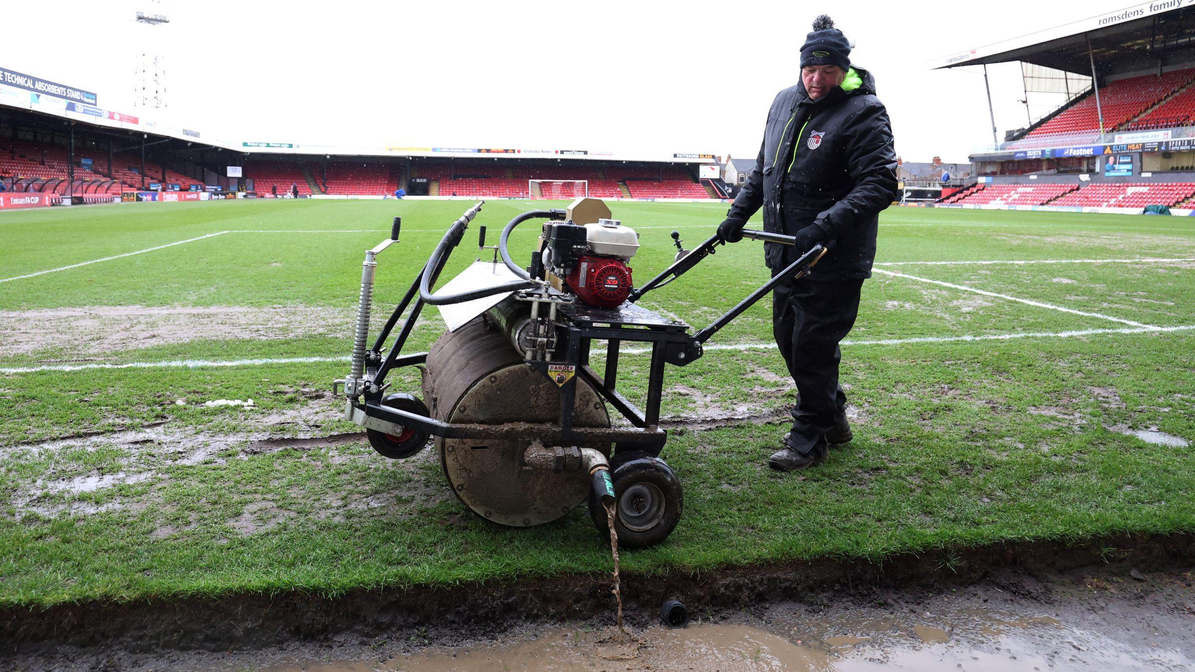 Pokušaji da se voda izbaci sa terena pred meč