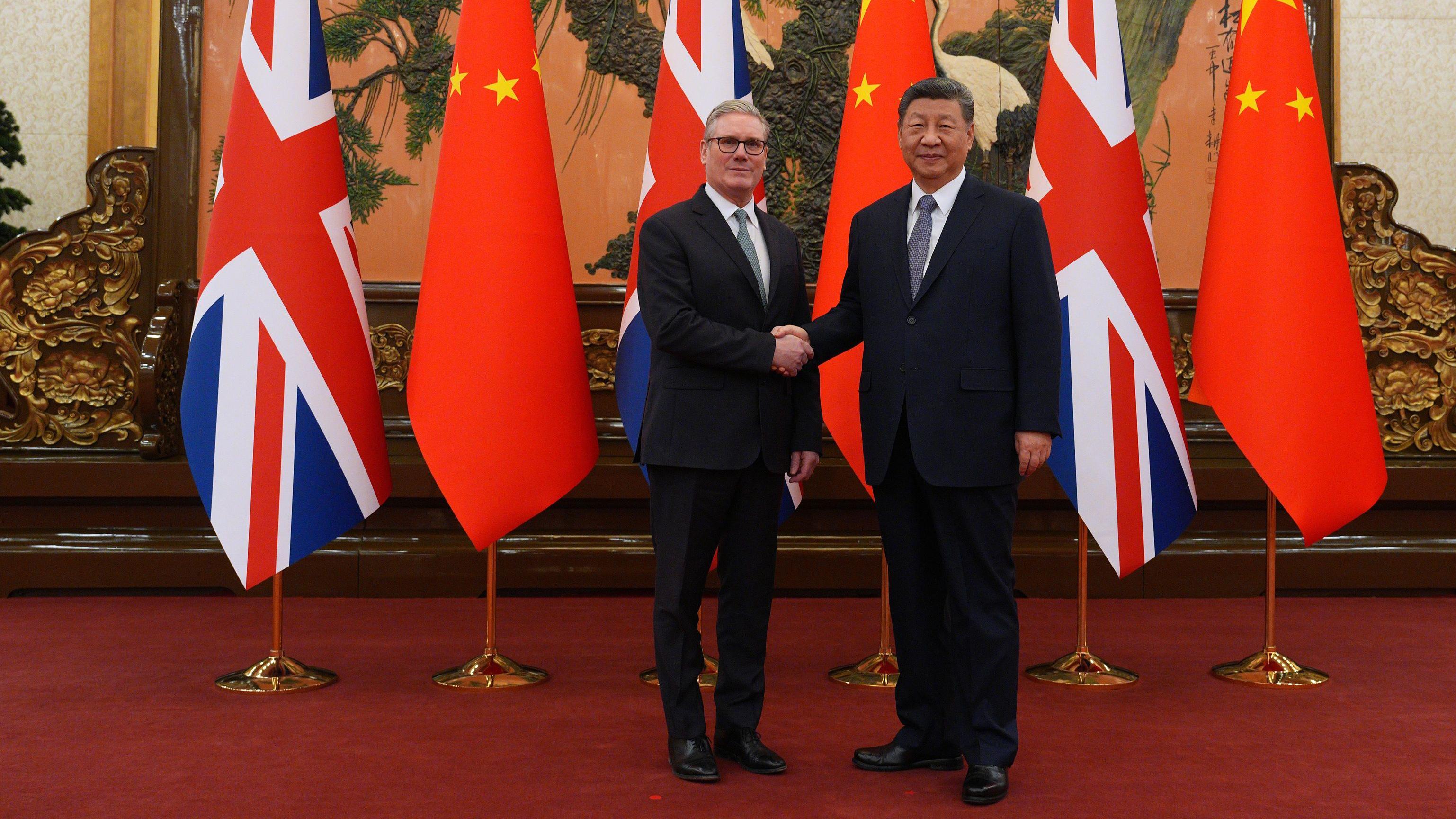 رئيس الوزراء البريطاني كير ستارمر يصافح الرئيس الصيني شي جين بينغ خلال زيارته للصين، في 29 يناير/ كانون الثاني 2026