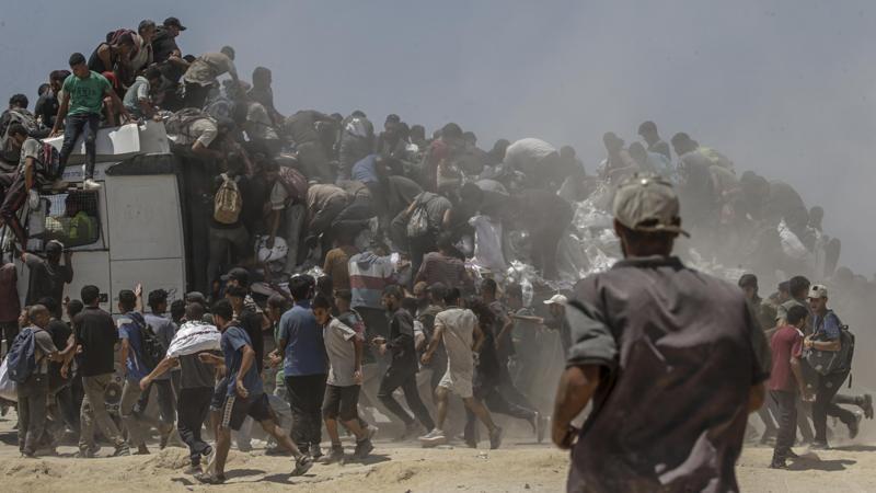 Caminhão distribui comida em Gaza