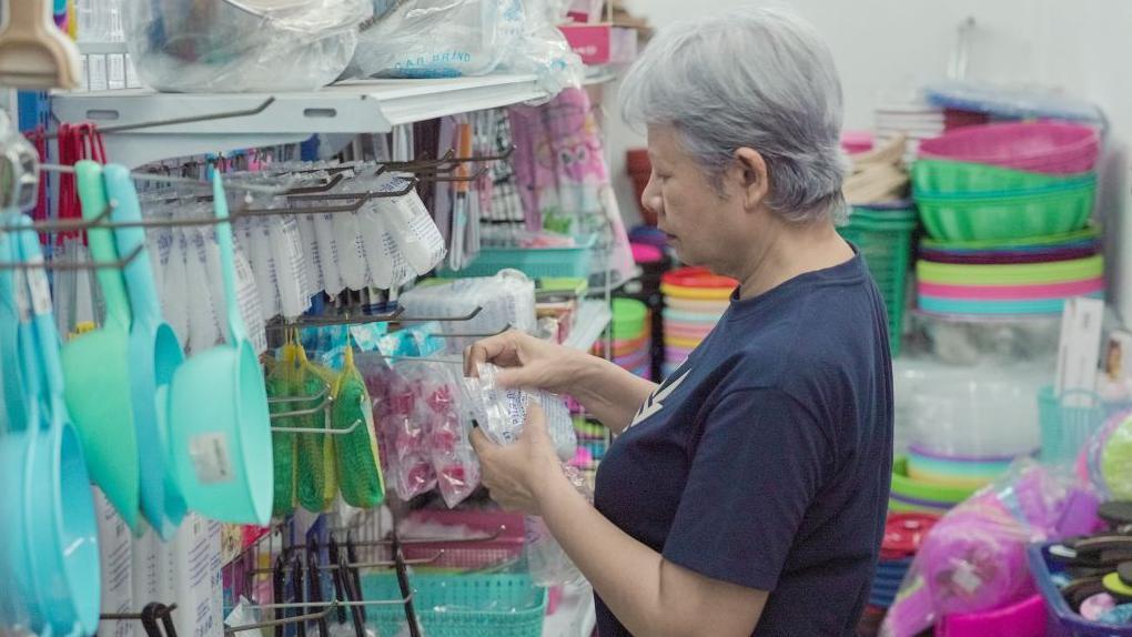 žena u radnji u kojoj se prodaje plastika