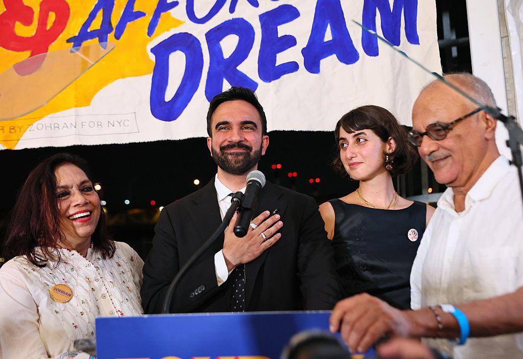 Zohran Mamdani junto a sus padres y su pareja celebrando el triunfo.