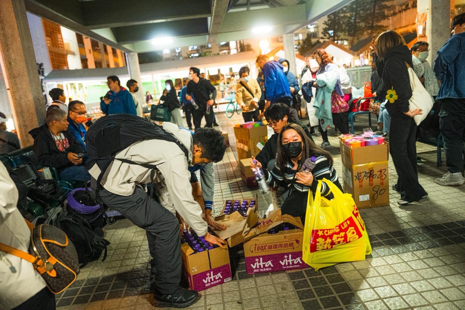 宏福苑外有不少大埔居民自發組織物資，派發水、食物、棉被等給予被疏散及受到影響的市民。