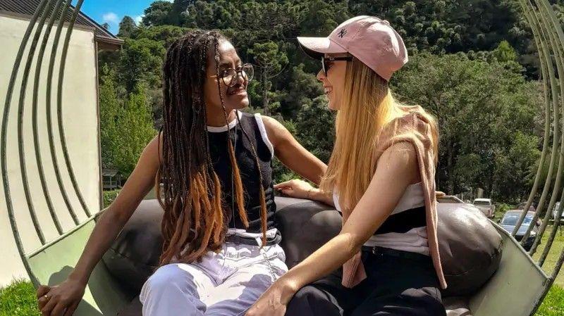 Fransilija i Luiza sede jedna pored druge