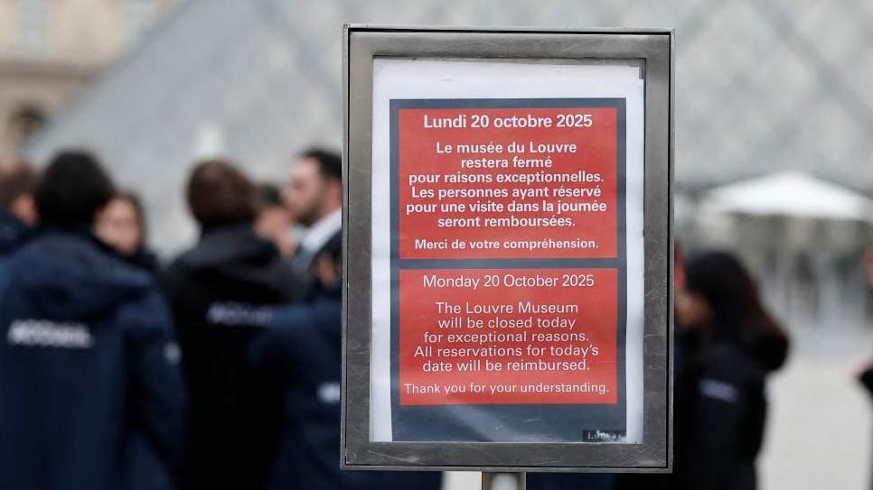 Uma placa vermelha colocada do lado de fora do Museu do Louvre na manhã de segunda-feira, com a seguinte mensagem em francês e inglês: O Museu do Louvre estará fechado hoje por motivos excepcionais. Todas as reservas para a data de hoje serão reembolsadas. Agradecemos sua compreensão.