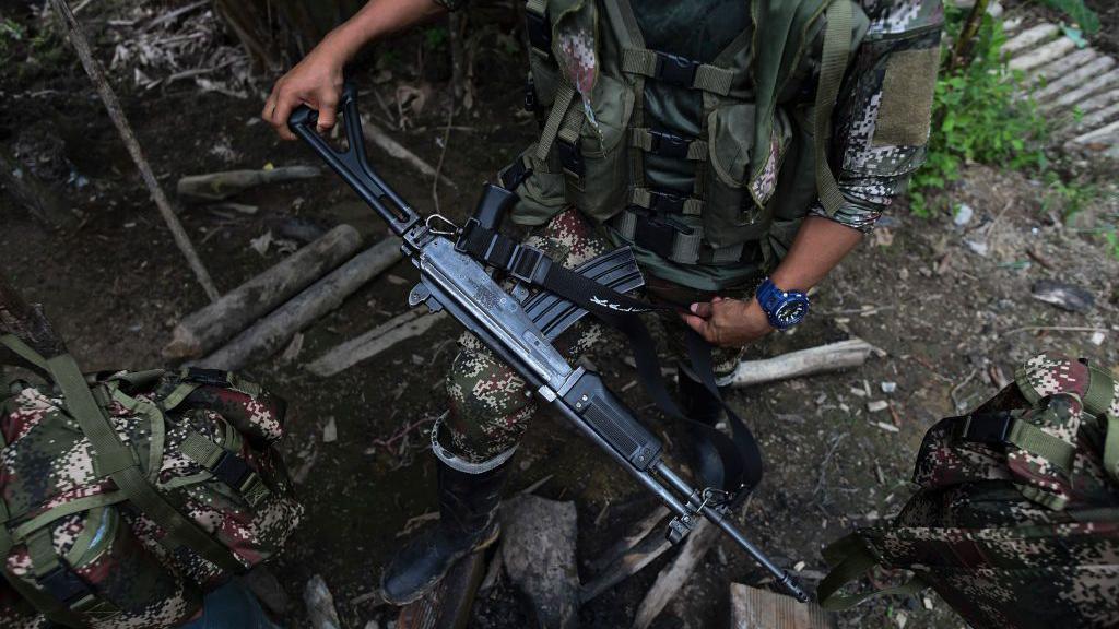 Soldado armado de fuzil