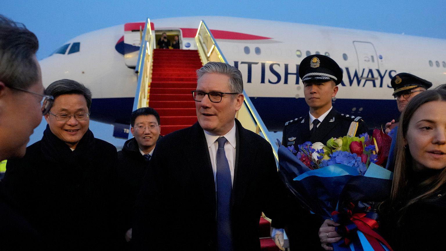 英國首相施紀賢抵達中國北京機場時受到歡迎。