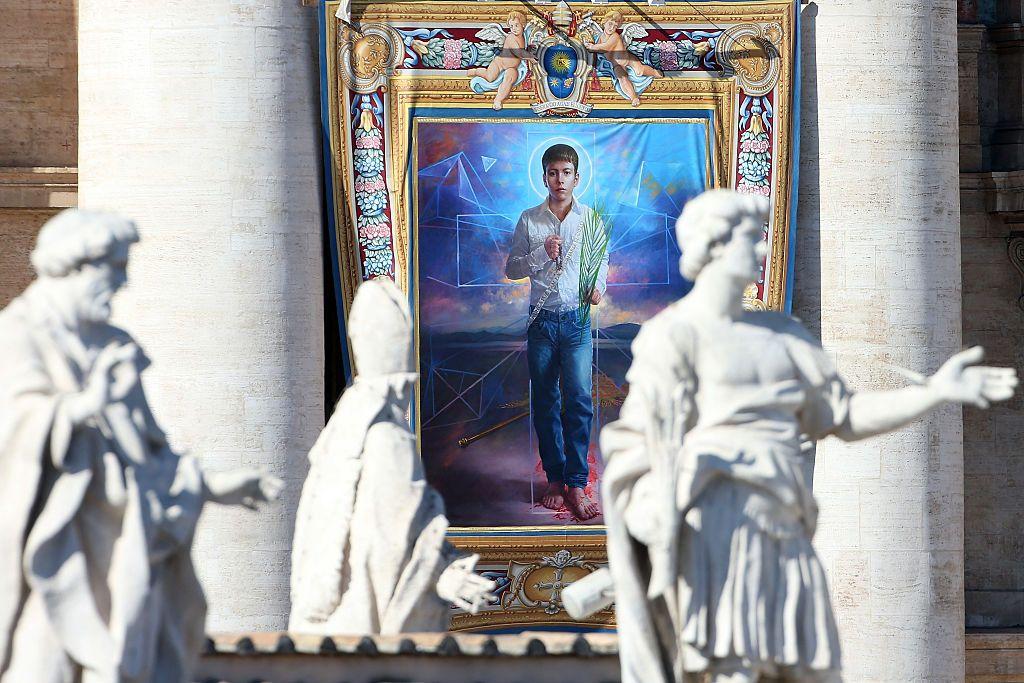 El tapete con la imagen de José Sánchez del Río colgando de la Basílica de San Pedro durante su canonización. 
