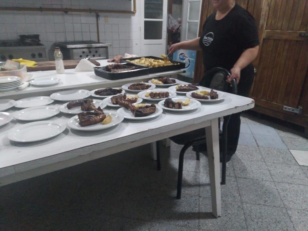 Carne de burro sendo preparada em cozinha de restaurante