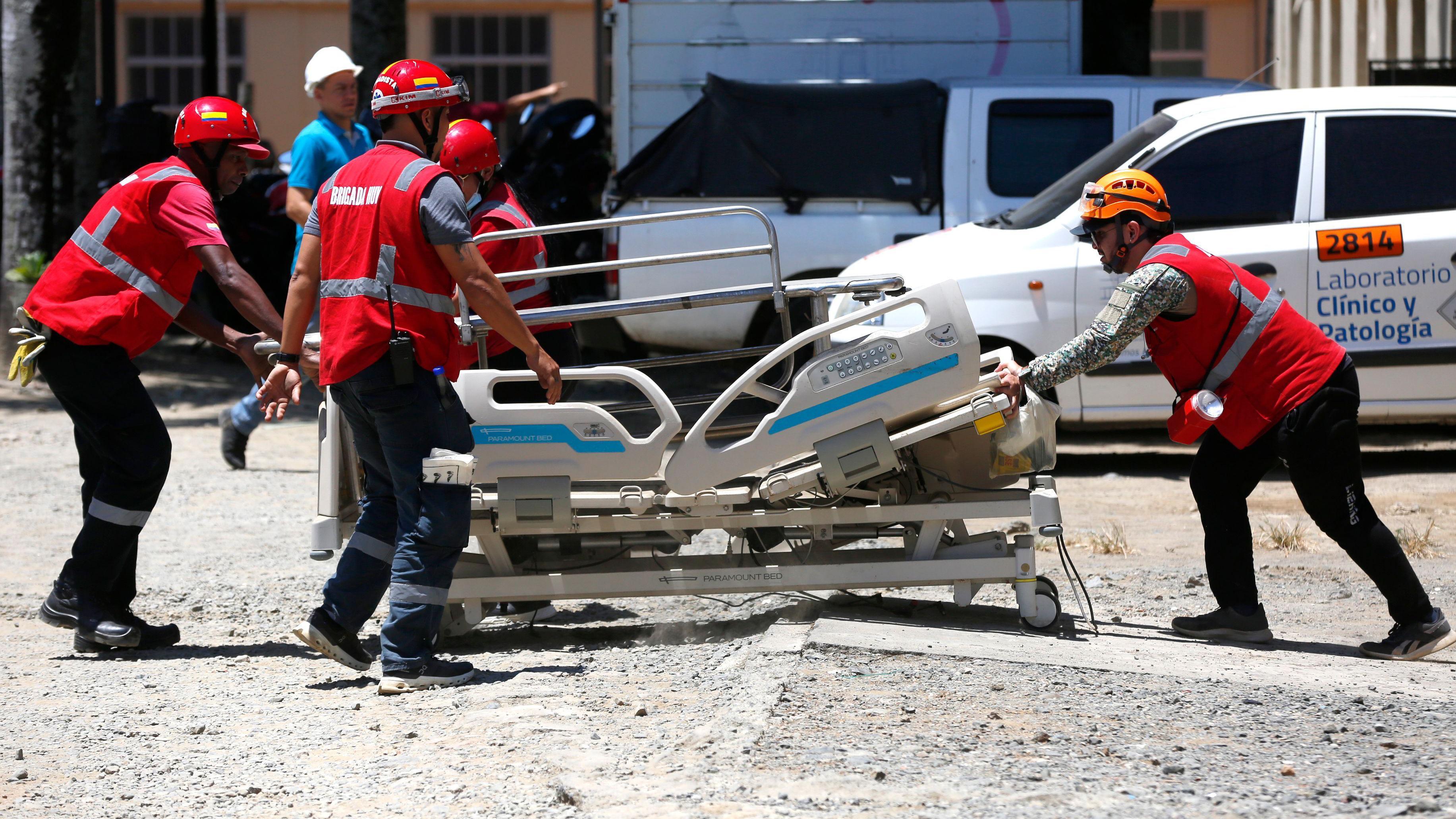 Equipos de rescate trasladan una camilla afuera del Hospital Universitario del Valle (HUV), afectado por el terremoto en Cali, Colombia, el 13 de agosto de 2026.