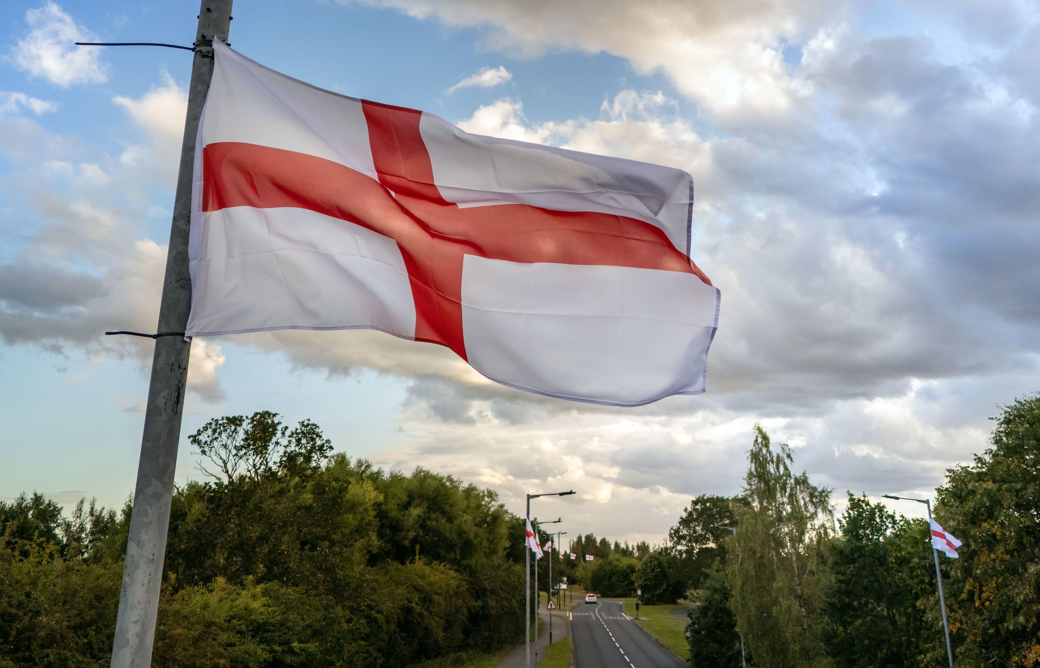 Una bandera con la cruz de San Jorge ondea en una farola en el condado de Yorkshire, al norte de Inglaterra.