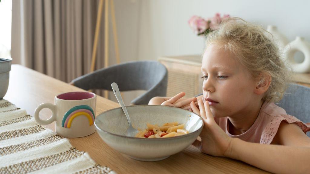 devojčica odguruje činiju sa hranom 