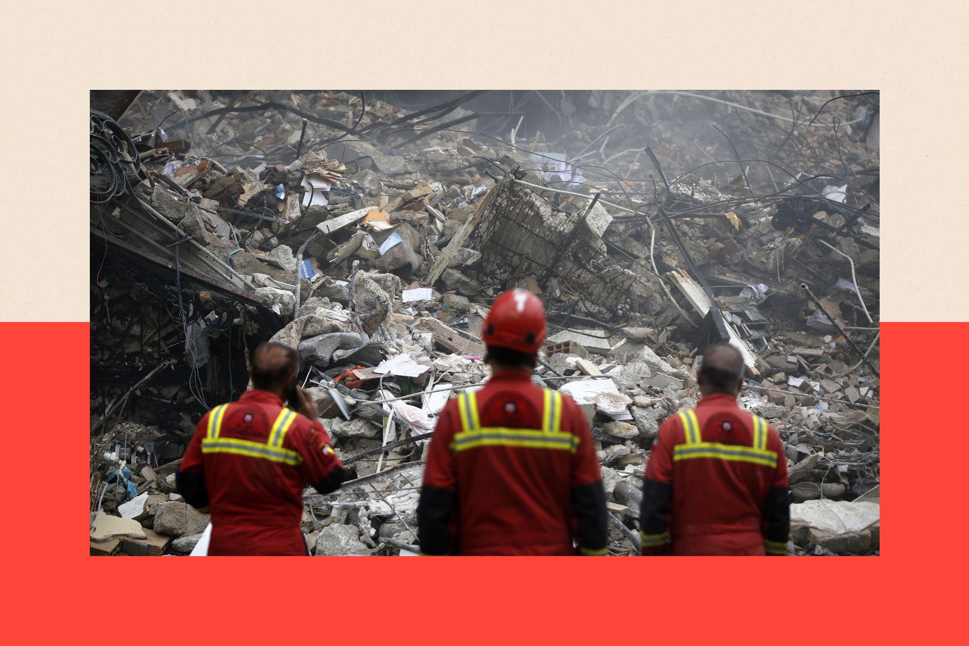 在美以空襲打擊了伊朗首都德黑蘭的恩德茲古（Enderzgu）地區後，民防與搜救小組持續在該區域展開行動。

