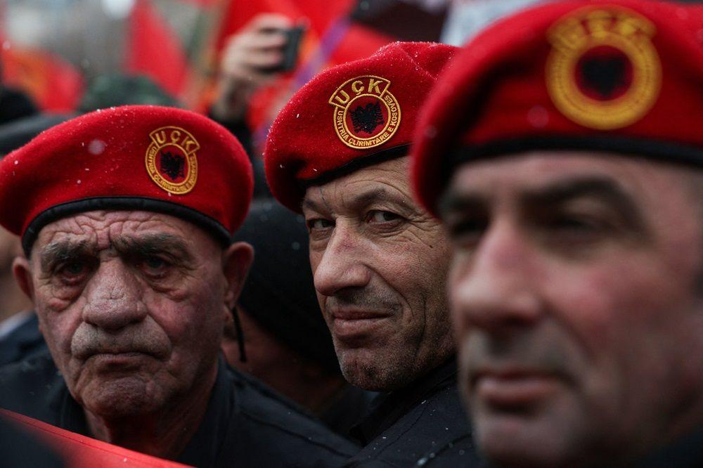 Demonstranti prisustvuju protestu u znak podrške bivšem predsedniku Kosova Hašimu Tačiju i drugim bivšim pripadnicima Oslobodilačke vojske Kosova (OVK), kojima se sud u Holandiji sudi za ratne zločine 