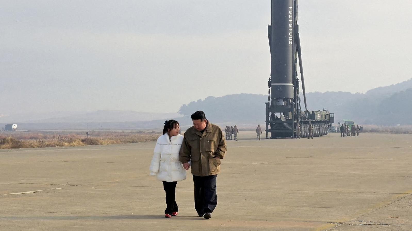 2022년 11월 19일 공개된 사진에서 김정은 북한 국무위원장이 그의 딸과 함께 대륙간탄도미사일(ICBM) 앞을 걸어 나오고 있다