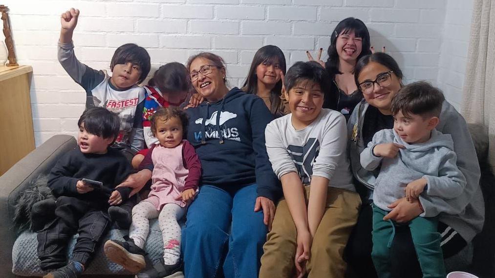 Elisabeth Osorio en un sillón con parte de su familia.