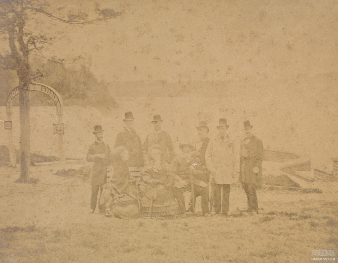 Foto envelhecida mostra grupo em gramado