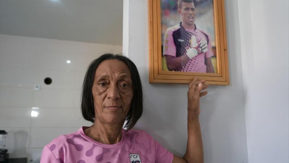 Ana C&acirc;ndida &Eacute;vora mostra retrato na parede do seu filho, o goleiro Vozinha, em sua casa em Cabo Verde