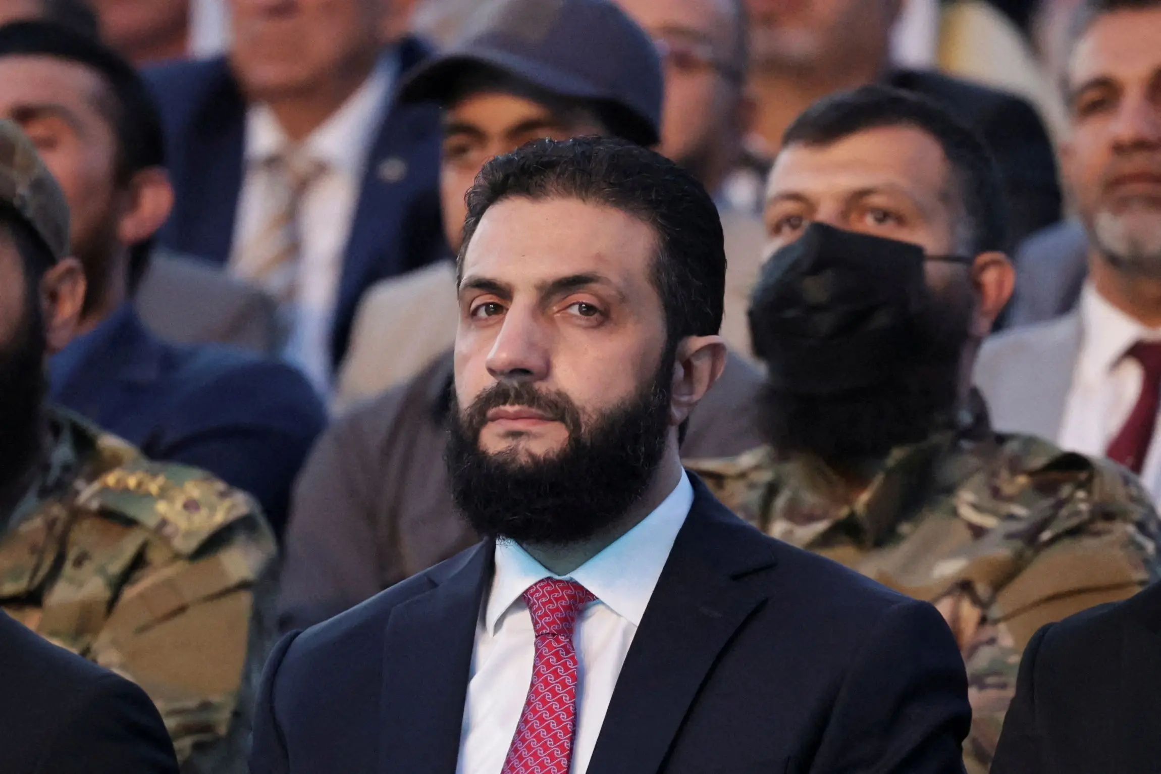 الرئيس السوري المؤقت أحمد الشرع يراقب أثناء حضوره احتفال "حلب مفتاح النصر" بمناسبة تحرير سوريا، في حلب، سوريا، 27 مايو/أيار 2025.
