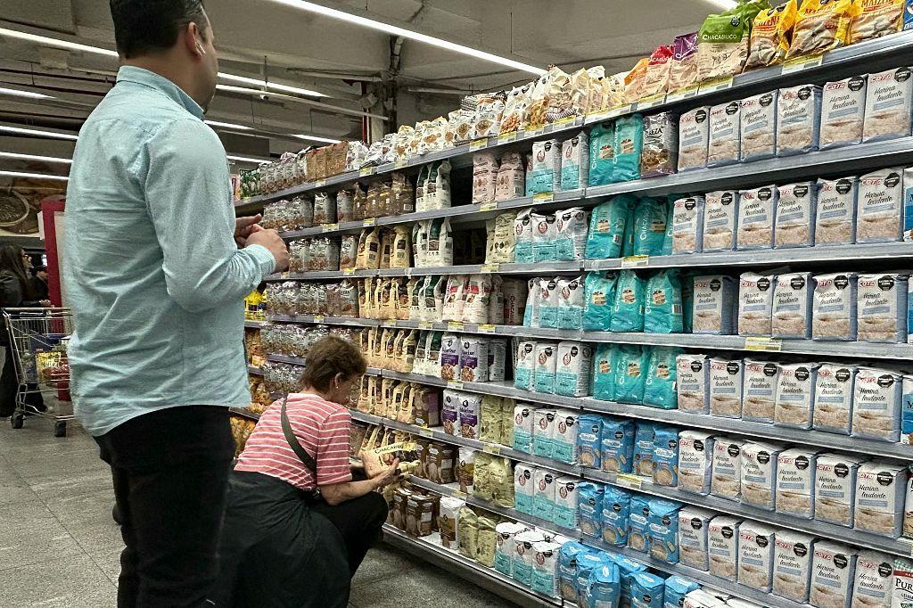 Personas en un supermercado mirando precios en Argentina