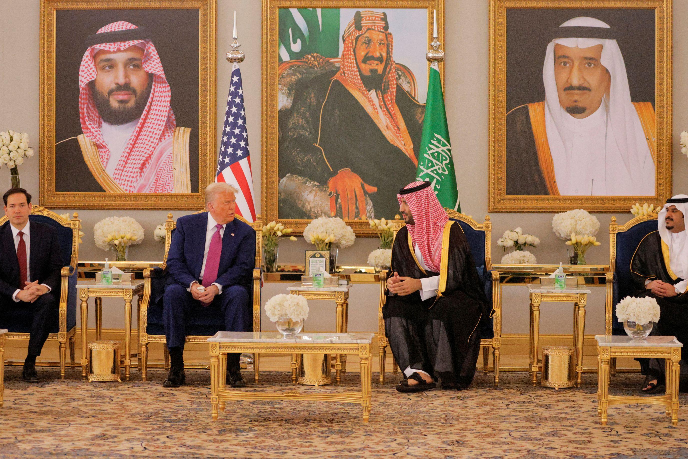 Marco Rubio, Donald Trump, Mohamed bin Salam y otro representante sentados en un salón