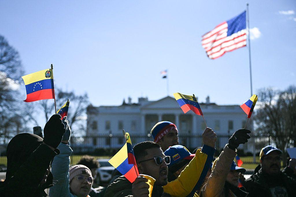 Manifestantes con banderas de Venezuela al exterior de la Casa Blanca