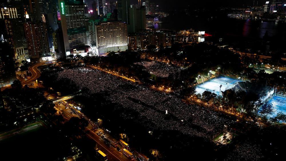홍콩 빅토리아 공원을 가득 메운 사람들을 찍은 사진