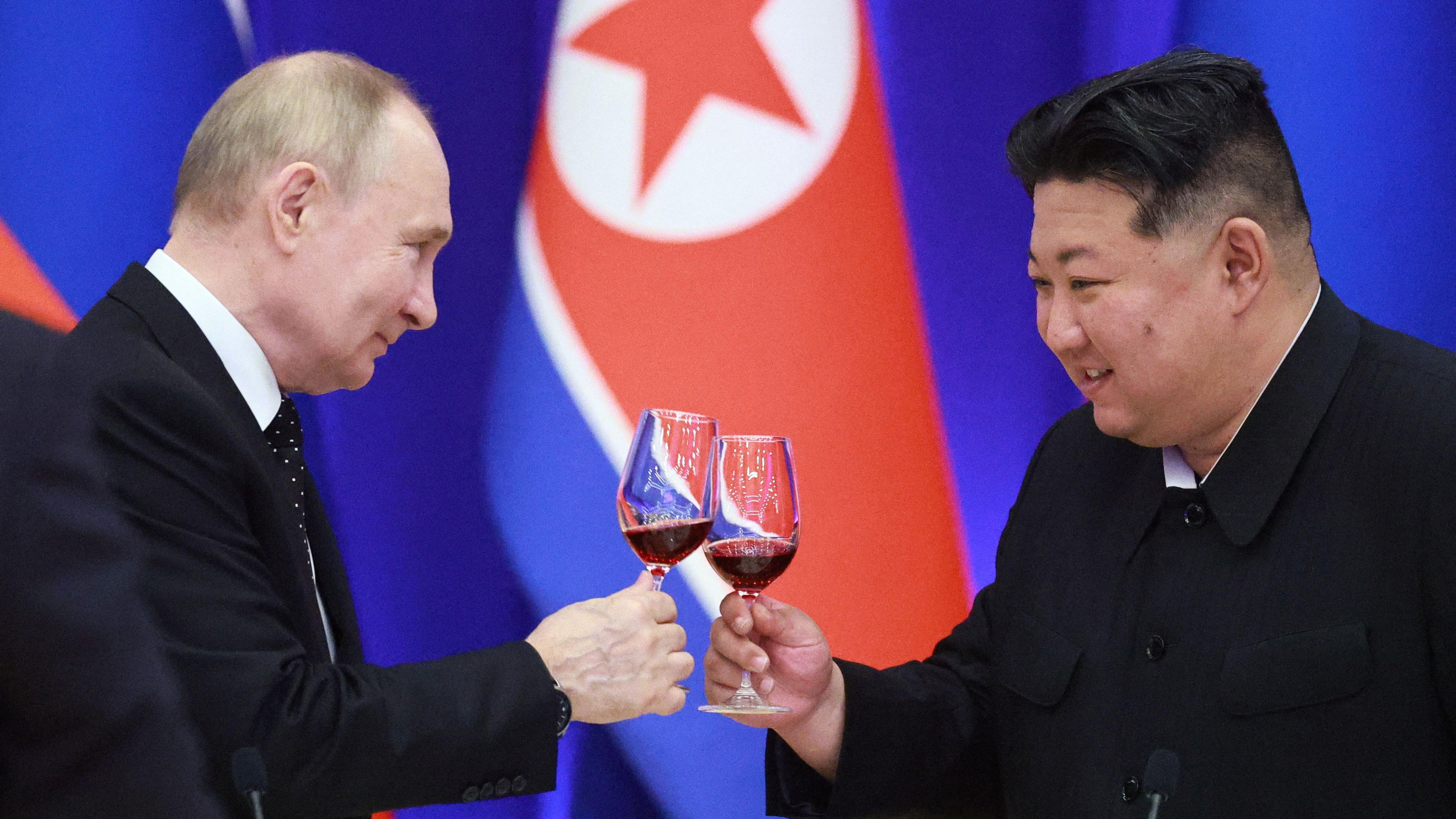 平壤木蘭館國宴上普京與金正恩在朝鮮國旗前舉杯紅酒相視而笑（19/6/2024）