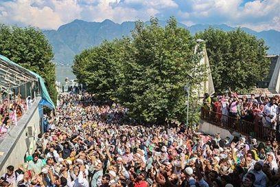 حضرت بل کو انتہائی احترام اور عقیدت کی نظر سے دیکھا جاتا ہے