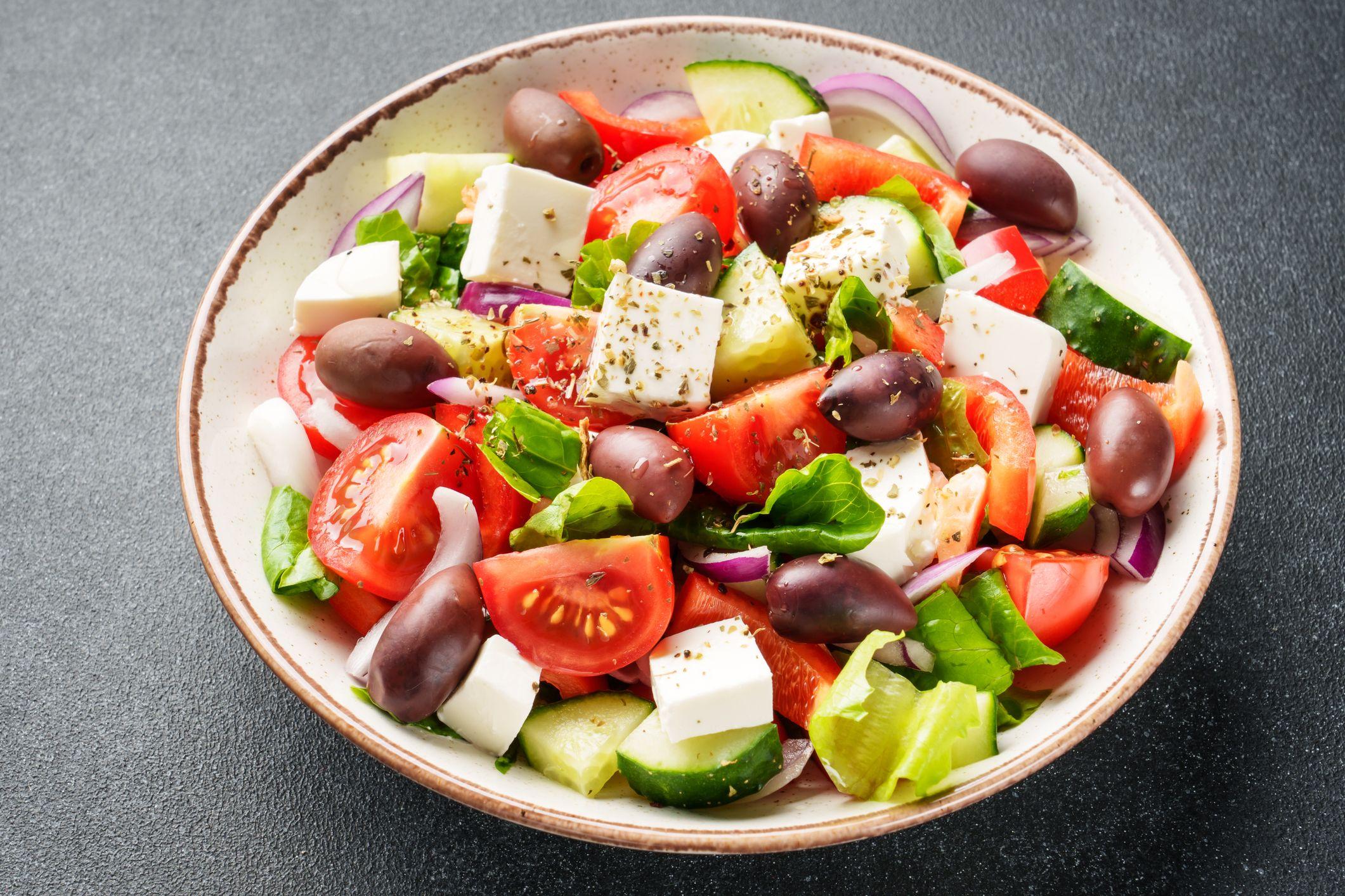 Prato colorido de legumes, sementes e queijo, no estilo mediterr&acirc;neo