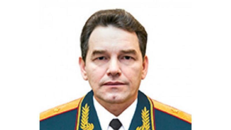 Imagen de Fanil Sarvarov. En la fotografía viste su uniforme militar y mira hacia la cámara con rostro serio. El uniforme militar es verde, amarillo y rojo. Lleva camisa blanca y corbata negra. El fondo de la imagen es blanco. 