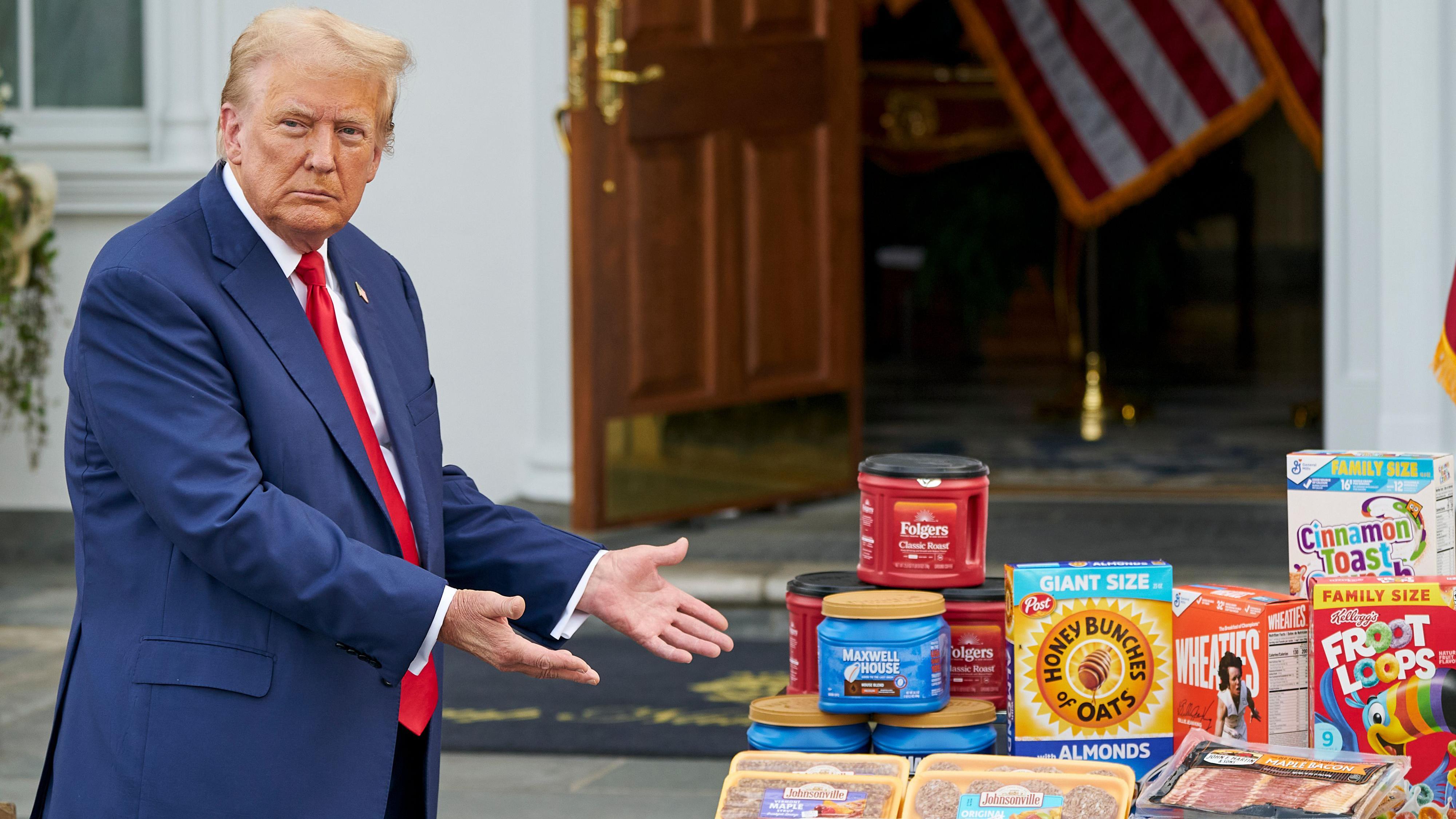 Trump con productos alimenticios