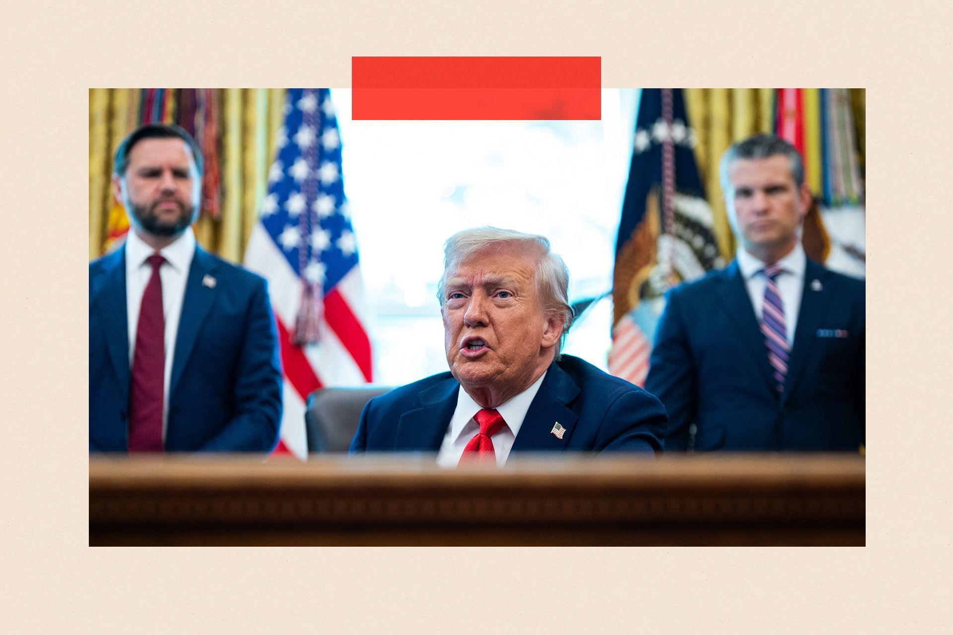 Donald Tramp, sa njegove desne strane potpredsednik Vens a sa leve ministar odbrane 