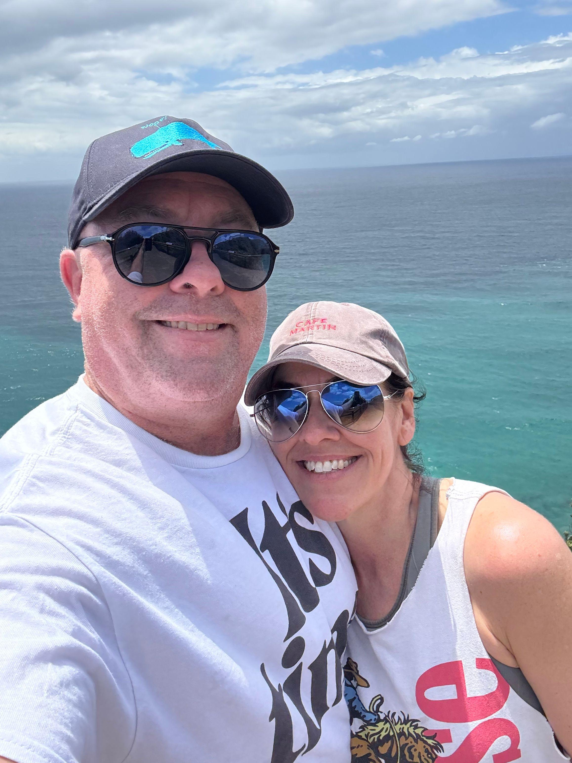 Molly Roden Winter con su novio Jason lucen gafas de sol. En el fondo, el mar.