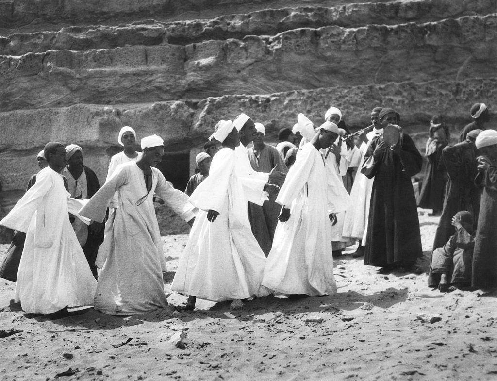 صورة من العاصمة المصرية القاهرة تعود لعام 1914 لمجموعة من الدراويش الصوفيين وهم يمارسون طقوس التأمل المعروفة باسم الدوران (أو الالتفاف)