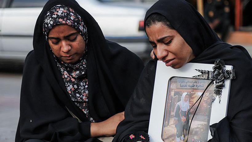 Dos mujeres en un funeral en irán esta semana.